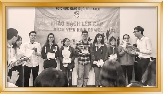Trao thưởng nhân viên